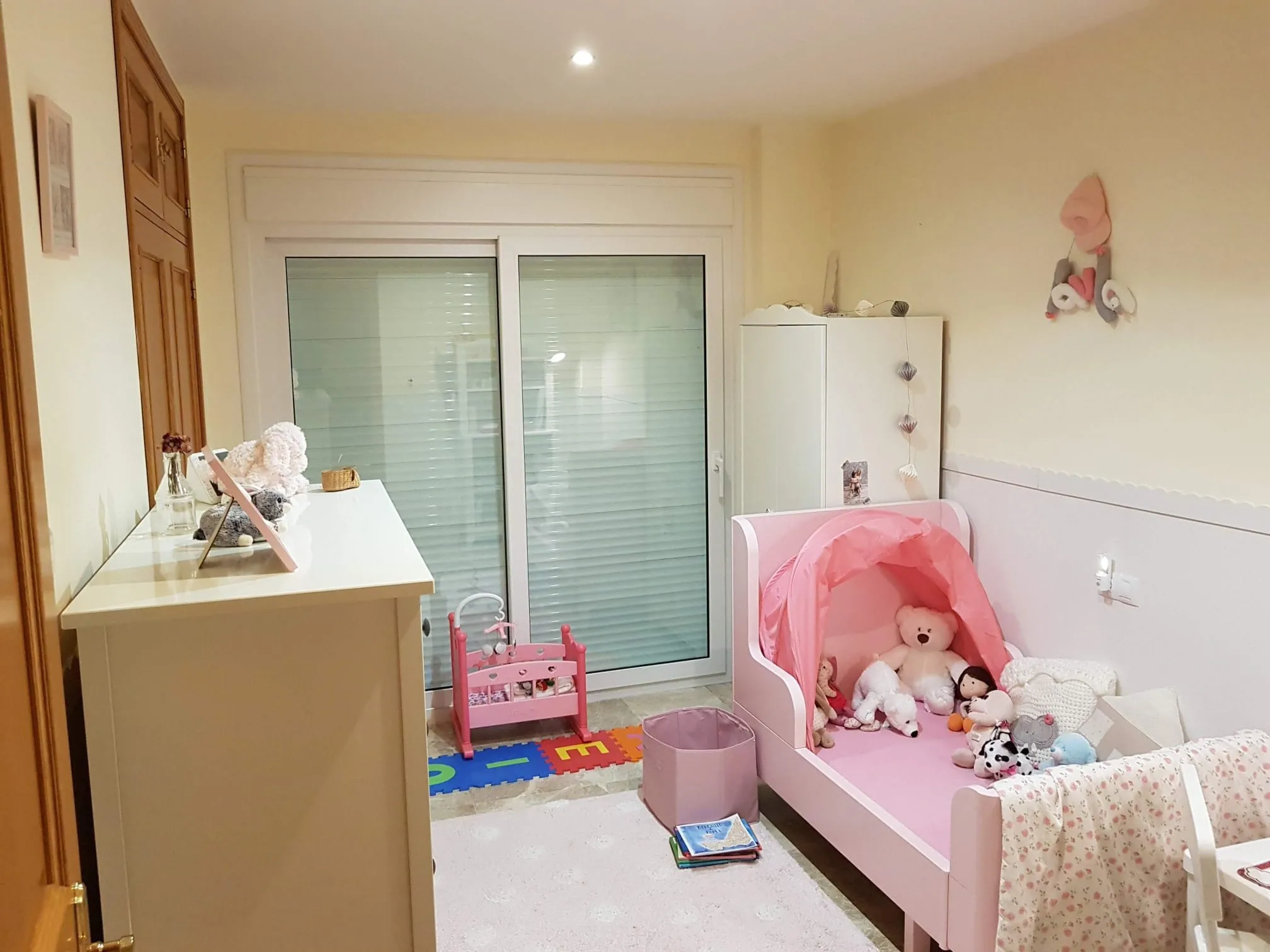 Dormitorio infantil con litera, estado inicial
