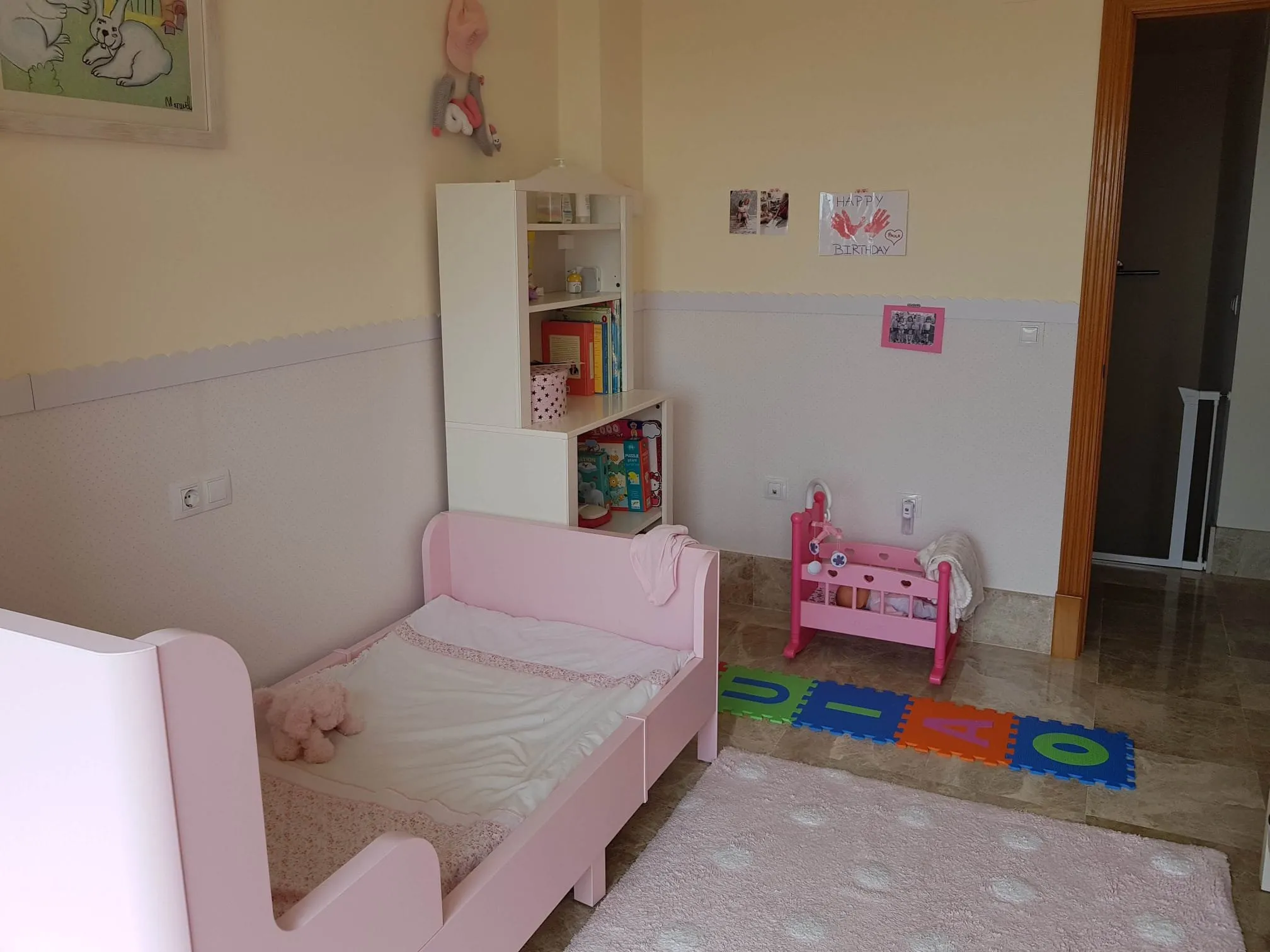 Dormitorio infantil con litera, estado inicial