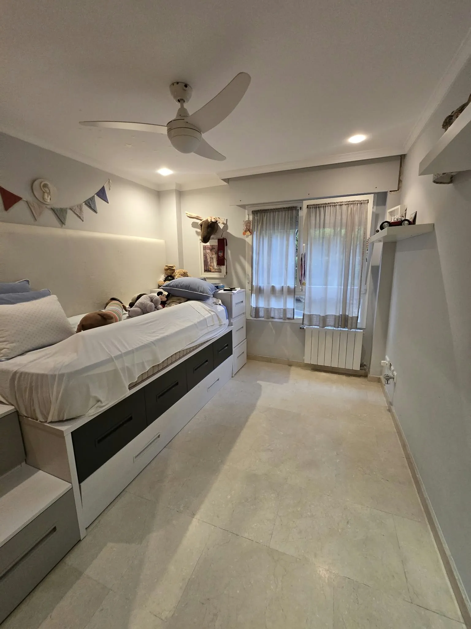 Dormitorio infantil con cama nido